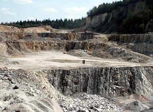 В целом - около 35% произведенных в стране разбитых и выдувных камней происходит из Свентокшиского района
